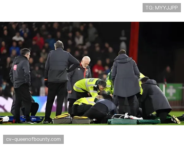 伤病速报：罗马后卫曼奇尼无对抗情况下倒地，被担架抬离球场